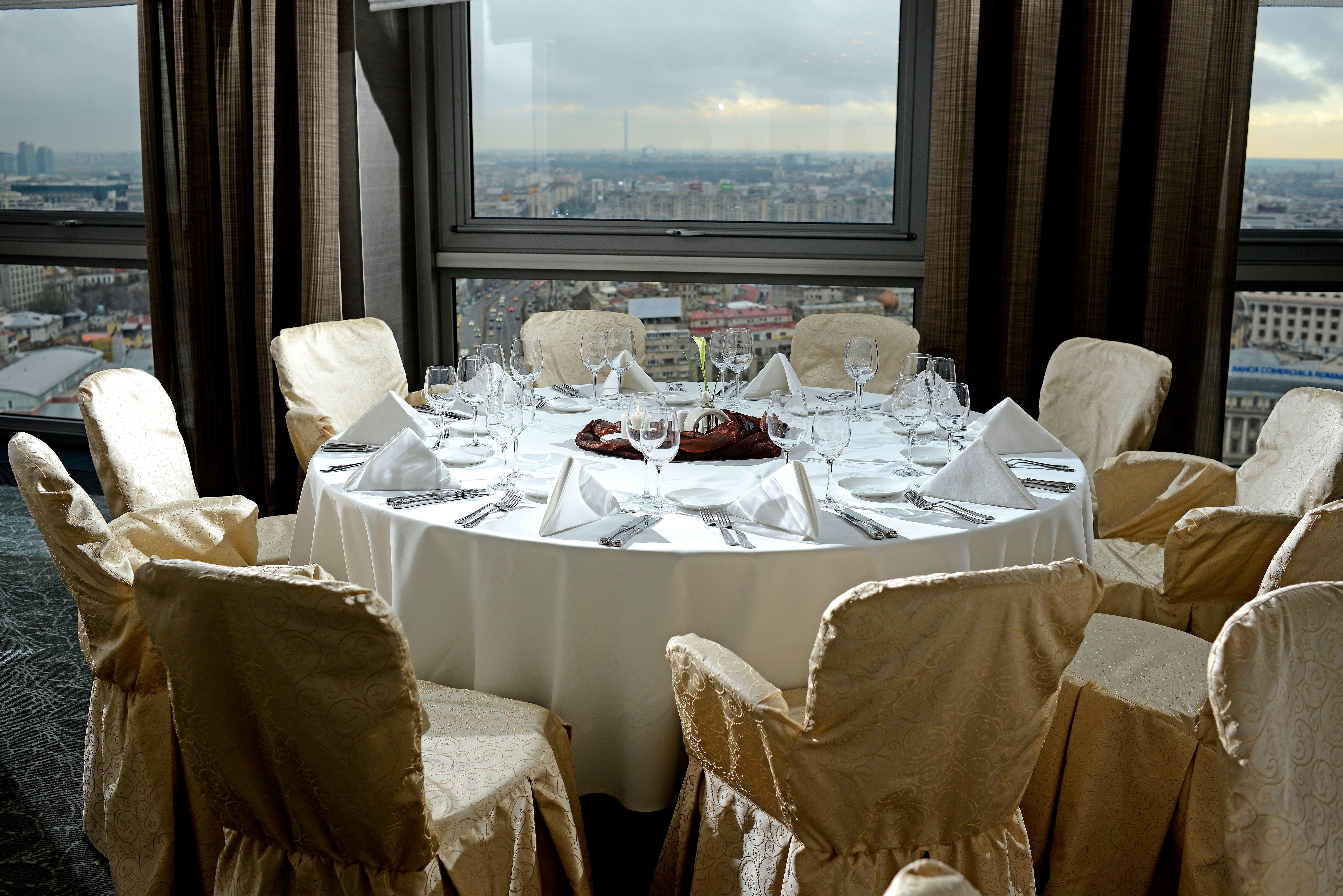 Grand Hotel Bucharest Bucareste Facilidades foto A table set for a formal dinner