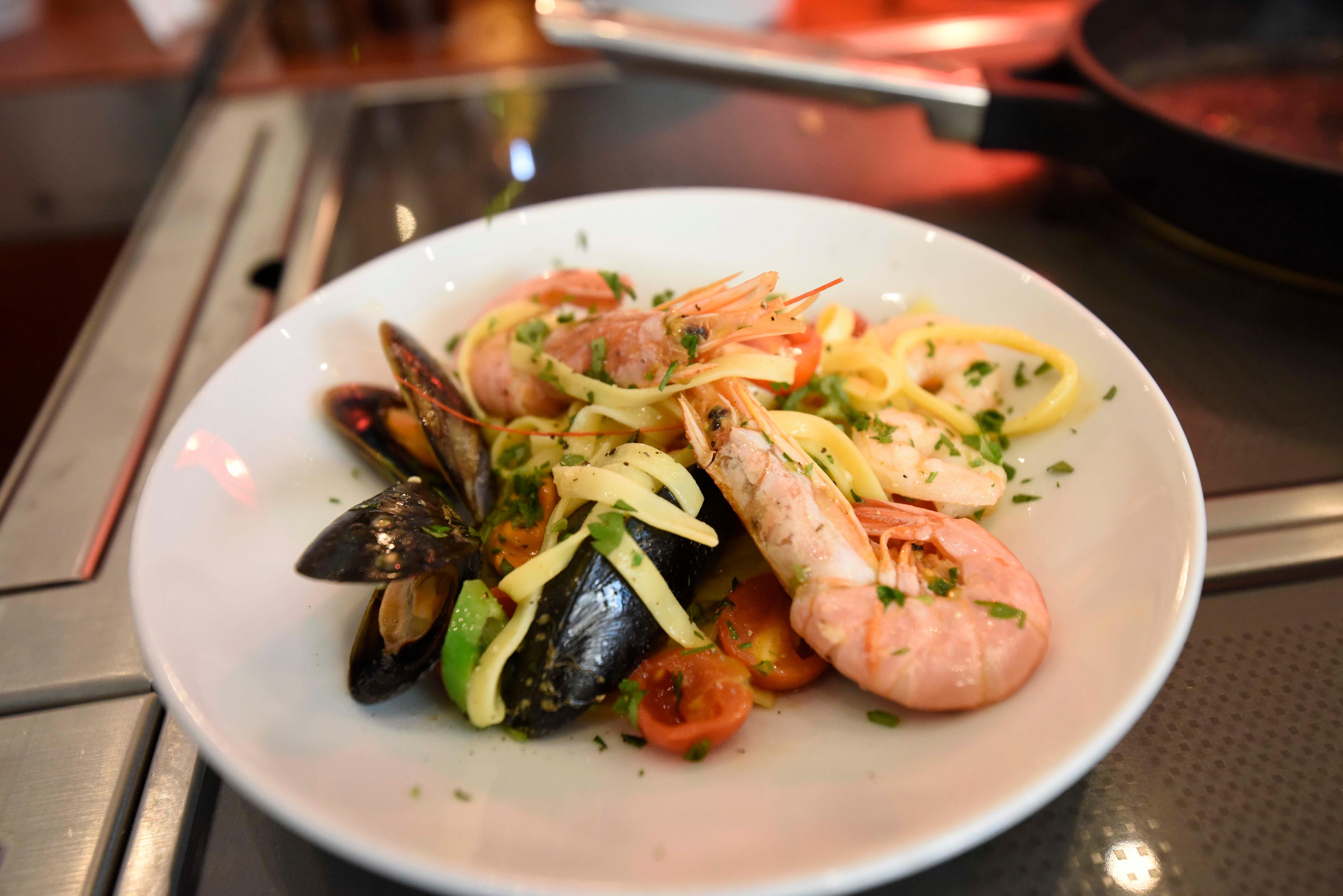 Grand Hotel Bucharest Bucareste Exterior foto Seafood salad