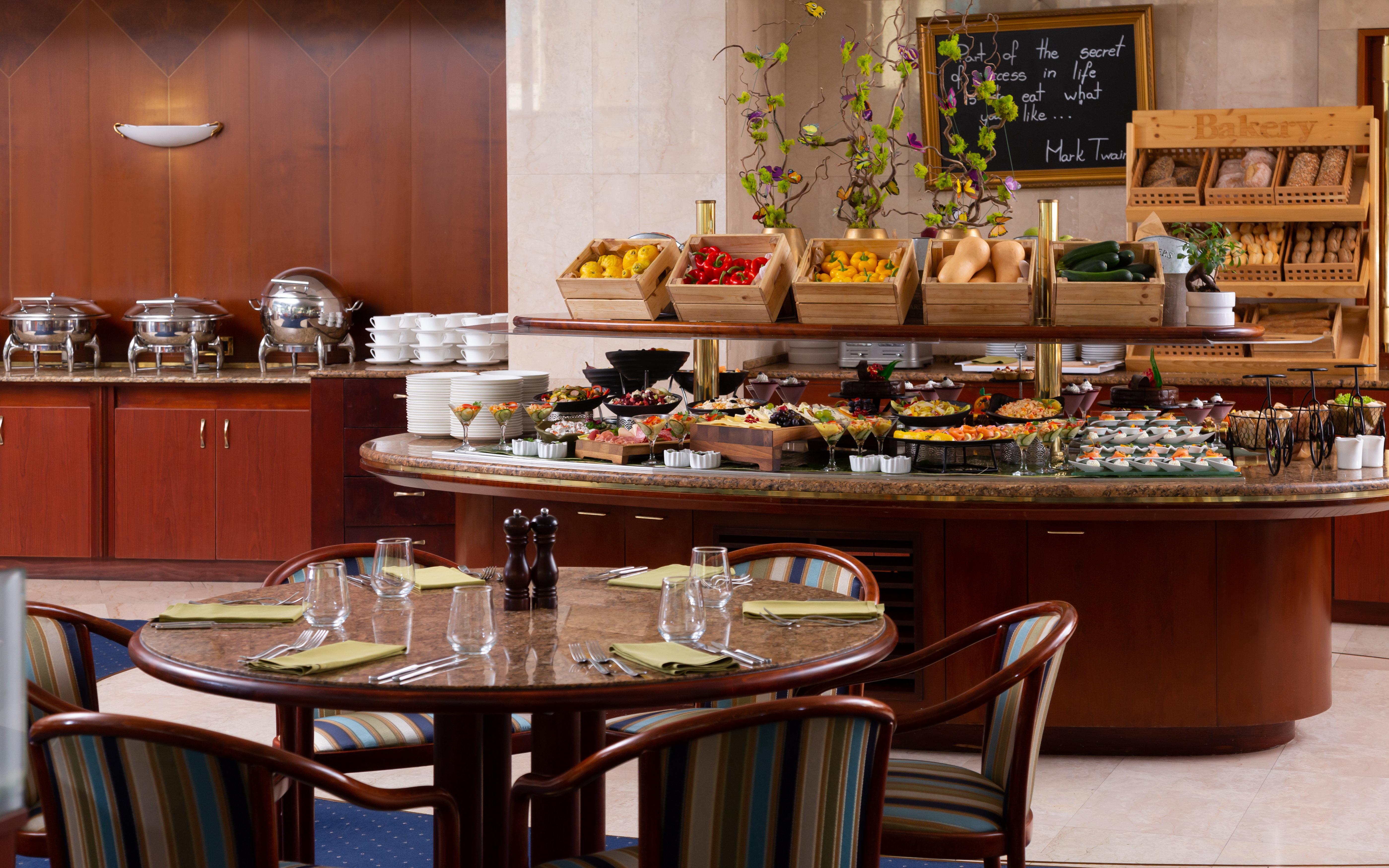 Grand Hotel Bucharest Bucareste Exterior foto A buffet at a hotel
