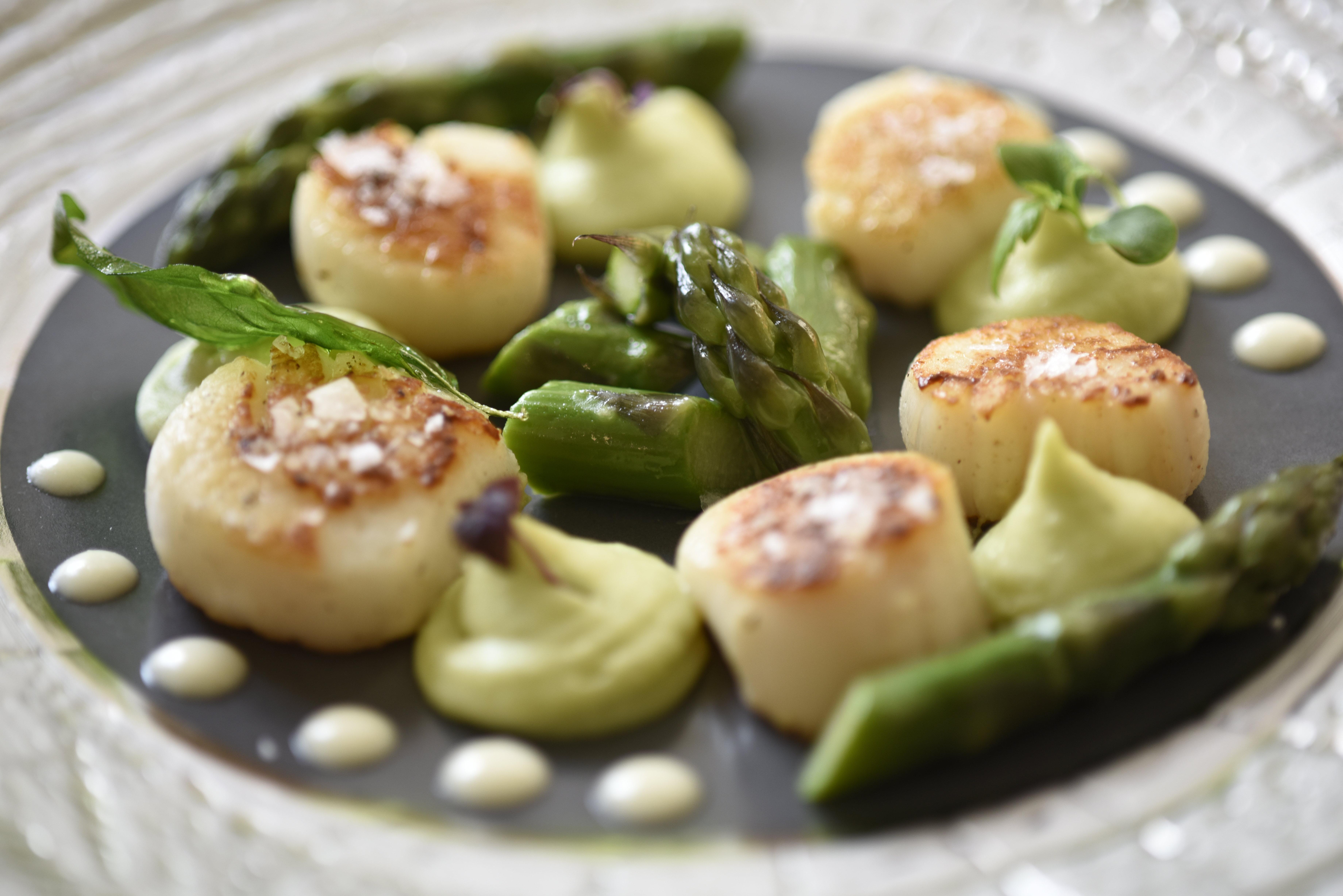 Grand Hotel Bucharest Bucareste Exterior foto Scallops with asparagus and artichokes