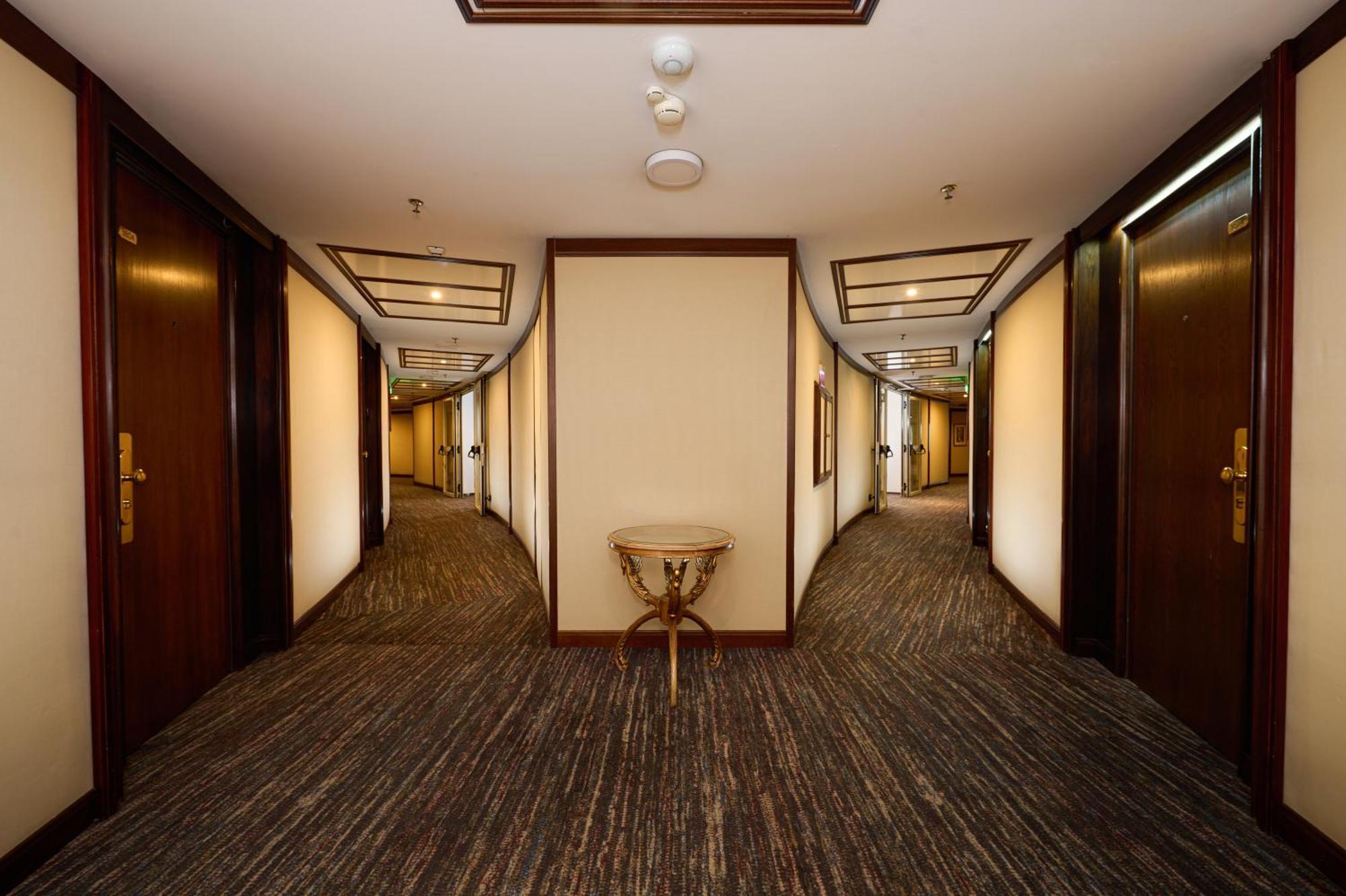 Grand Hotel Bucharest Bucareste Exterior foto A corridor in a hotel