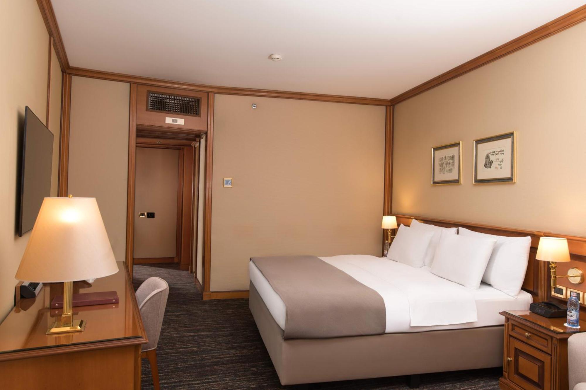 Grand Hotel Bucharest Bucareste Exterior foto A room at the hotel